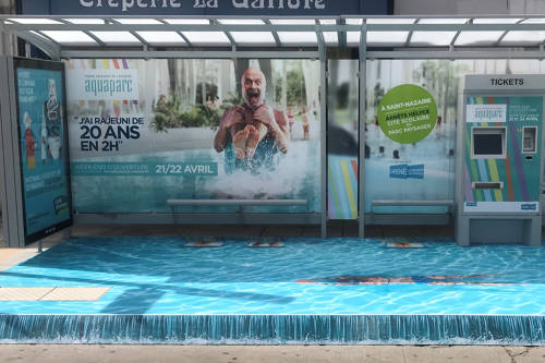 Réalisation total covering d'un abribus - Ouverture Centre Aquaparc St Nazaire