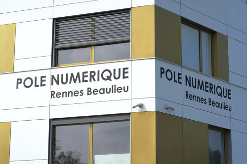 Réalisation enseigne en lettres adhésives DAO pour l'Université Rennes Beaulieu
