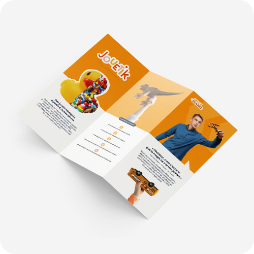 Flyer imprimé sur 3 volets avec des visuels oranges