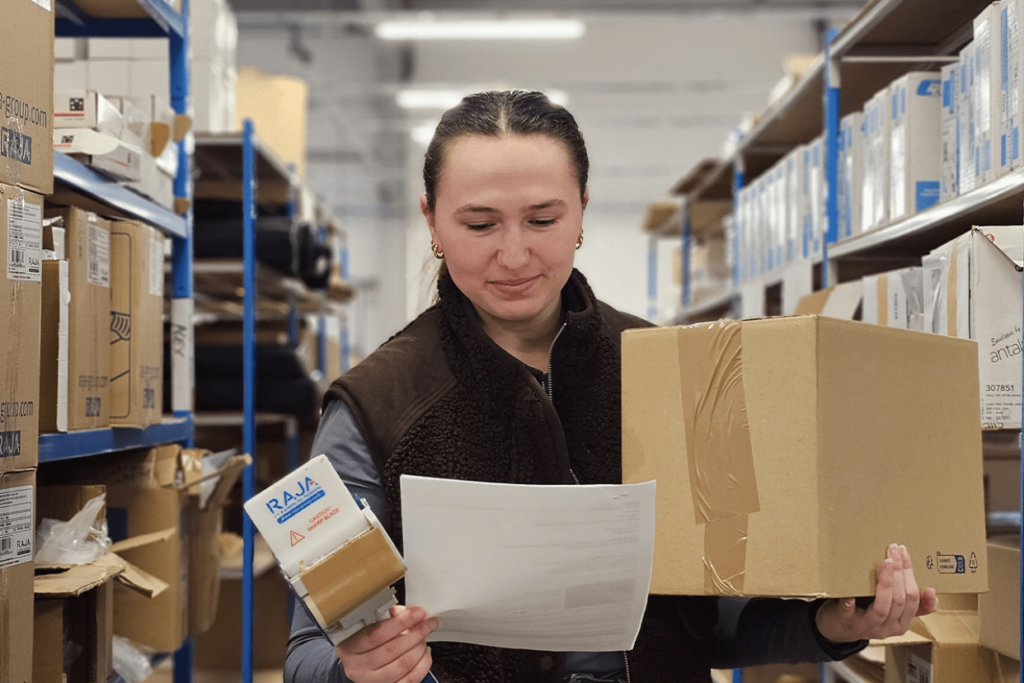 Une personne d'Agelia en charge du bureau de fabrication