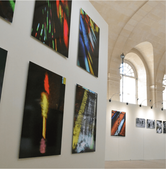 Adhésifs imprimés contrecollés sur des pannneaux rigides pour une exposition photo