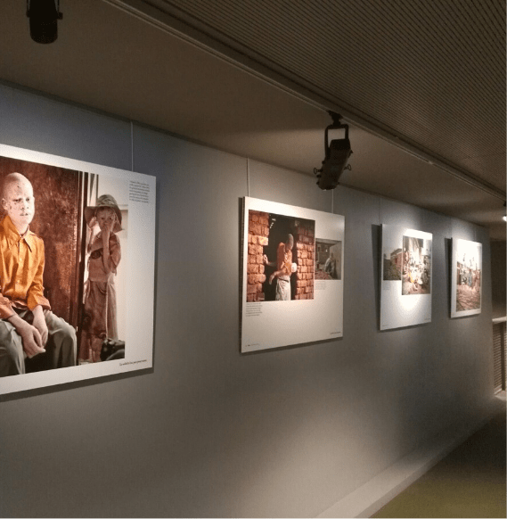 Exposition photo intérieure avec des photos contrecollées sur des supports rigides