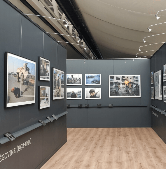 Tirage papier photo dans des cadres accrochés au mur