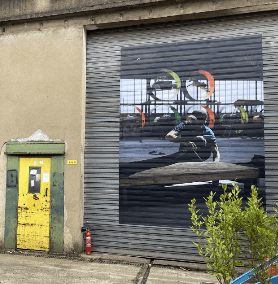 Tirage papier photo wallpaper collé sur la porte d'un garage