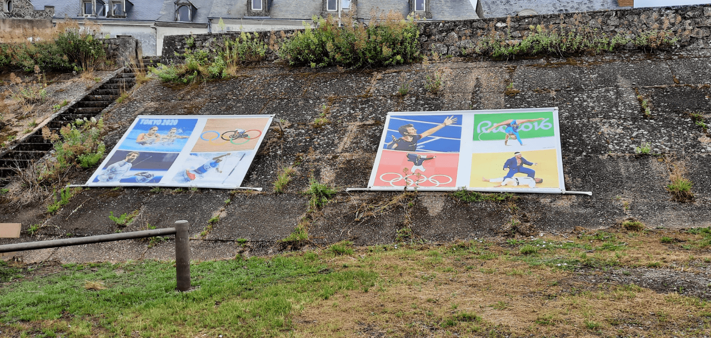 bâches grand format tendues sur un muret