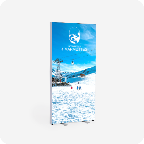Totem lumineux autoportant avec deux pieds et un visuel de station de ski