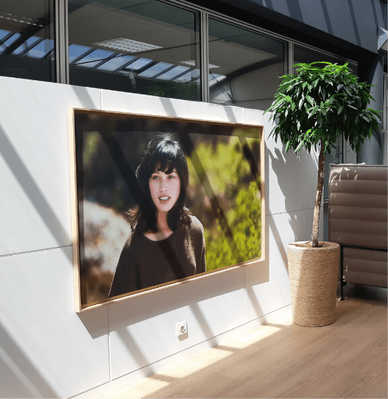 Une grande photo décorative dans une caisse américaine