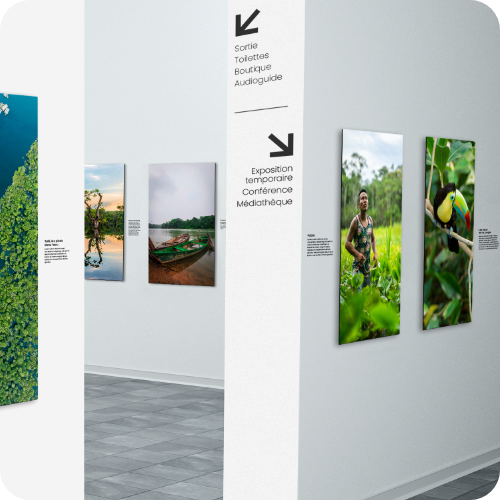 Exposition photo intérieure avec panneaux imprimés et lettres découpées