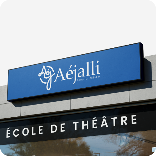 enseigne bâche tendue bleue sur une façade