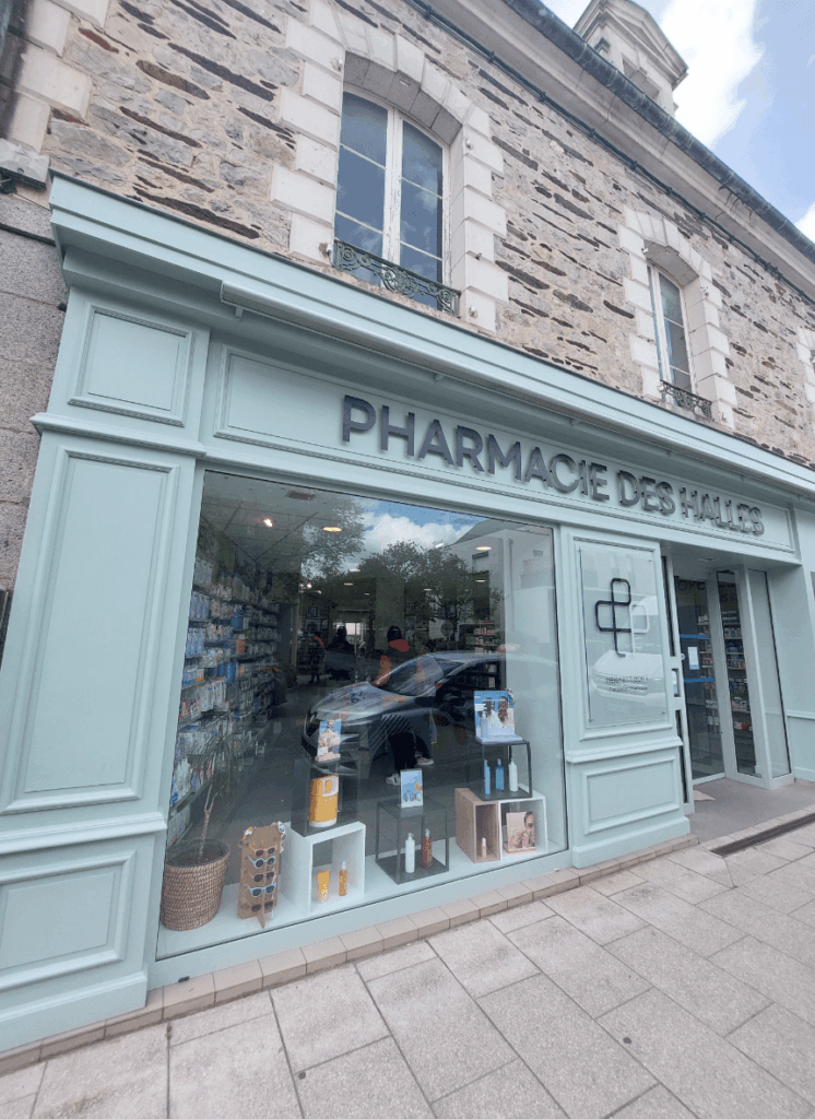 Enseigne lettre découpée au dessus d'une pharmacie