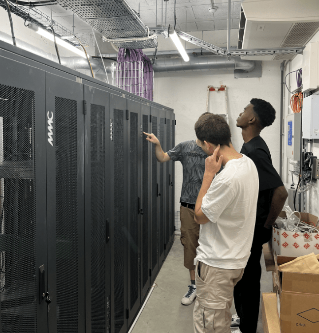 Trois personnes visitent des datacenters.