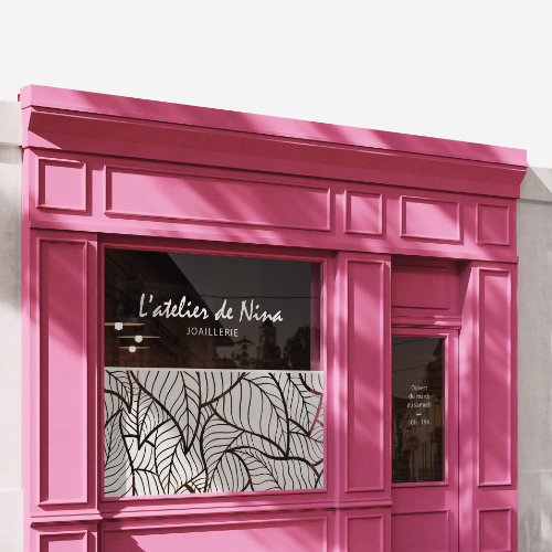 Film adhésif dépoli sur la vitrine d'un magasin rose