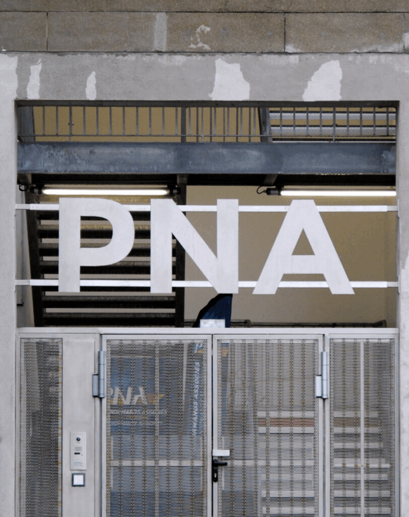 Sigle "PNA" en lettre découpée sur des lisses en aluminium