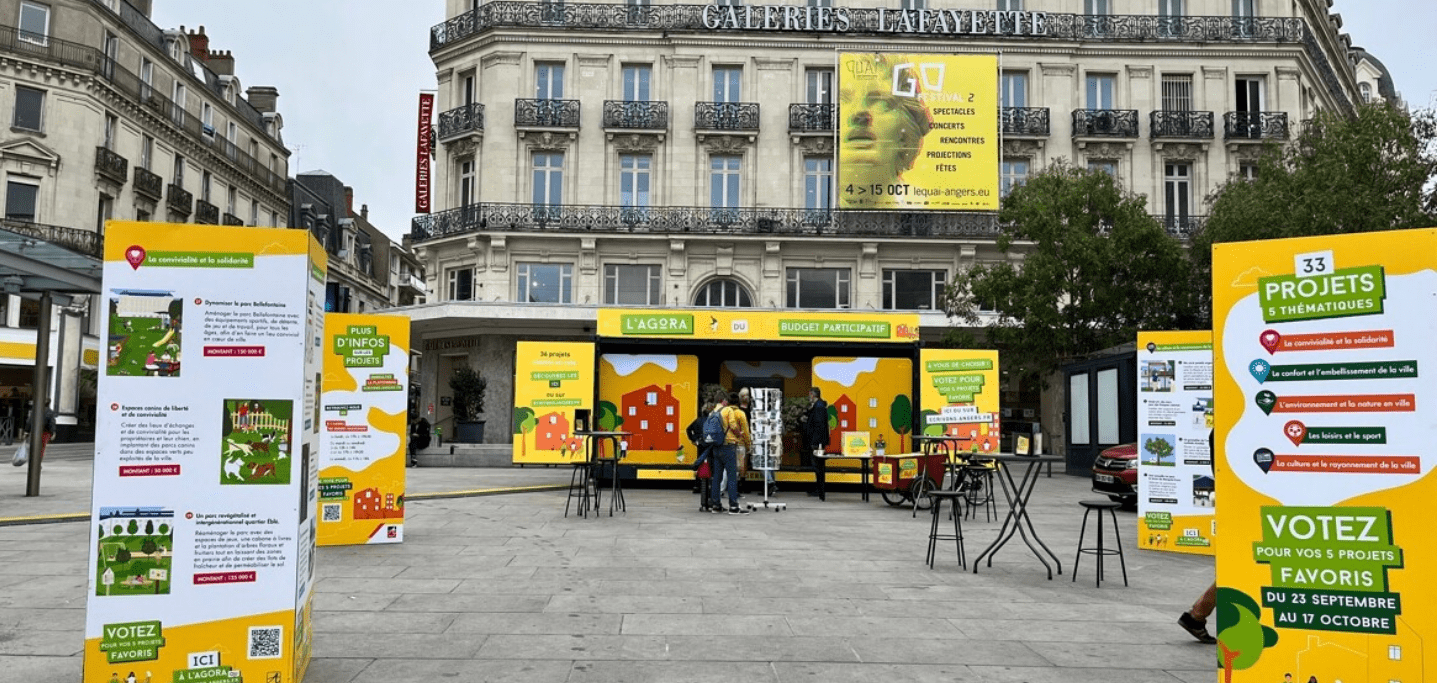 Totems d'exposition imprimés au milieu d'une place de centre ville