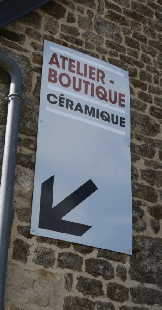 Enseigne panneau rigide verticale avec flèche