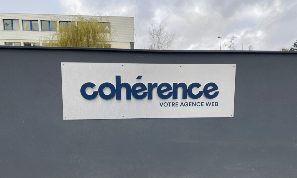 Logo en lettre découpée fixé sur un panneau