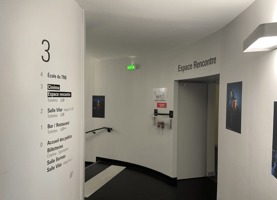 signalétique en petites lettres découpées adhésivées sur les murs