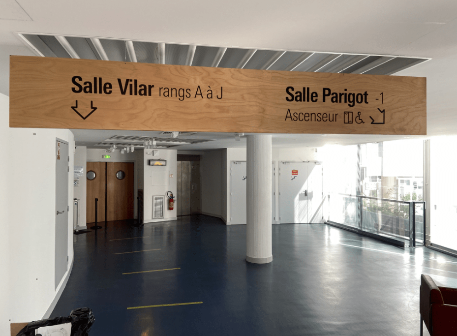 signalétique en lettres découpées adhésives