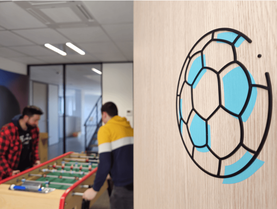 signalétique décorative collée sur une porte