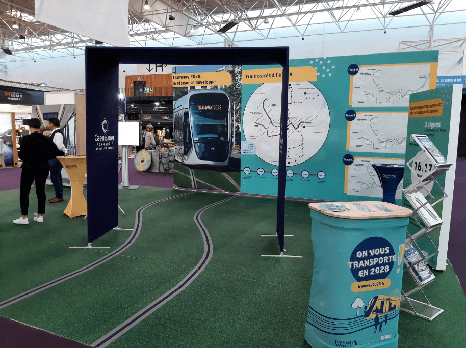 Stand d'exposition avec structures tubulaires et tissus imprimés