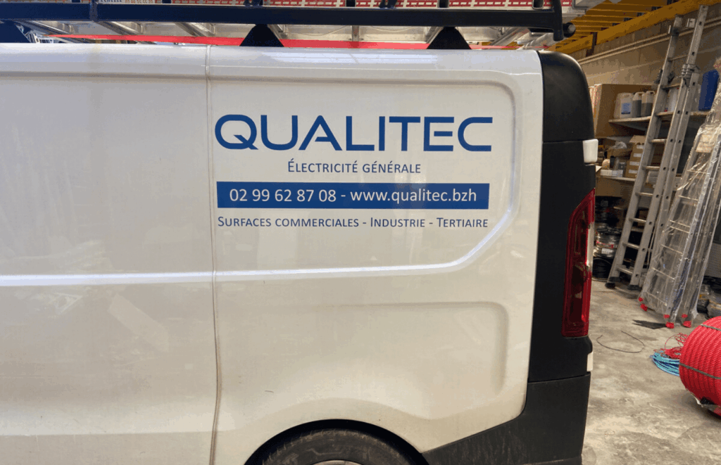 habillage véhicule avec des lettres découpées collées sur la carrosserie