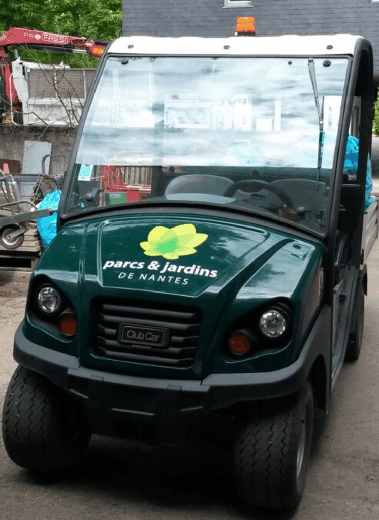 habillage d'un petit véhicule avec logo à l'avant