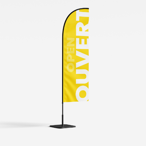drapeau oriflamme jaune avec écrit ouvert