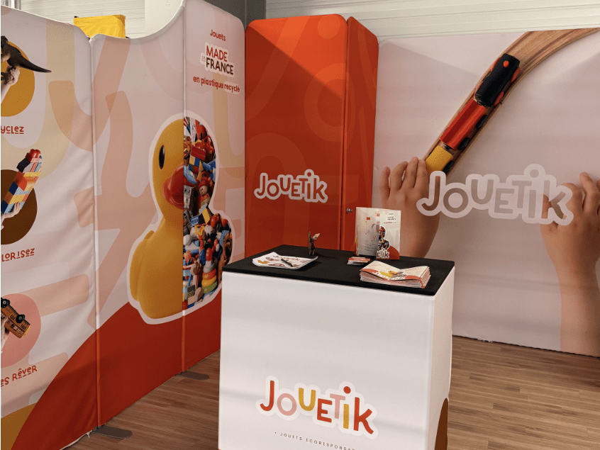 Un stand d'exposition en tissu