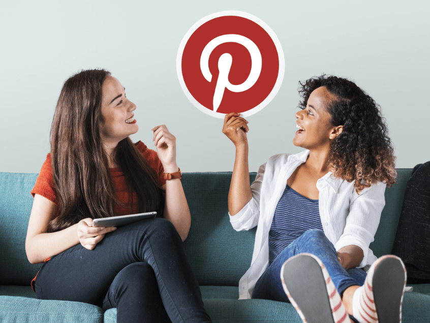 Deux femmes assises tenant le logo Pinterest